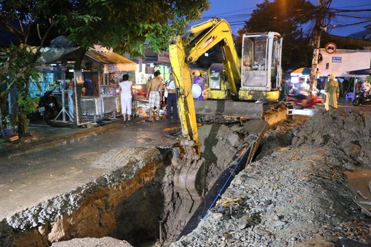 Bị v&ugrave;i dưới đất hơn 30 ph&uacute;t, 1 c&ocirc;ng nh&acirc;n đ&agrave;o đường tử vong - Ảnh 1.