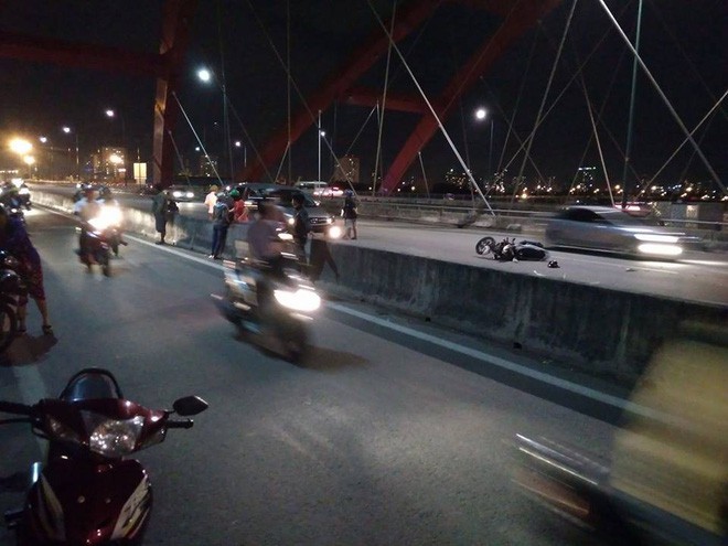 Sài Gòn: Nam thanh niên đi xe máy bị thương nặng sau khi đâm vào oto đang đỗ trên cầu Bình Lợi - Ảnh 1.