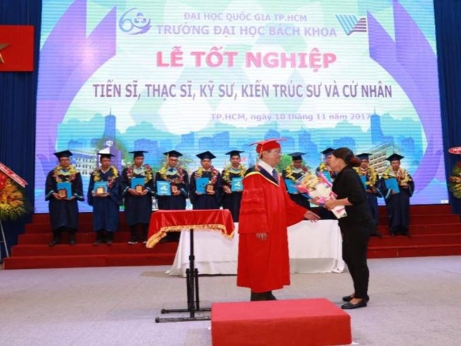 Xúc động: Mẹ nhận bằng thay con đã mất vì ung thư - Ảnh 1.