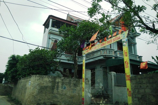 Bức x&uacute;c v&igrave; b&iacute; thư, trưởng th&ocirc;n trao qu&agrave; hỗ trợ lũ lụt cho vợ - Ảnh 2.