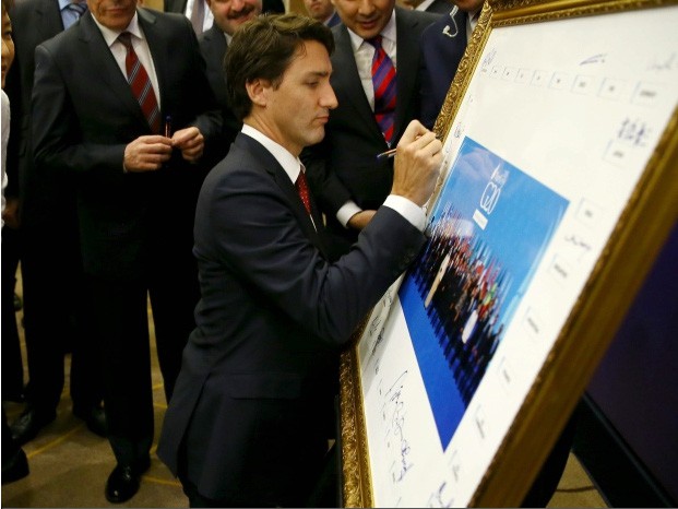 Đi công du tới đâu, Thủ tướng Justin Trudeau cũng phong thái ngời ngời, thu hút mọi ánh nhìn từ mọi người - Ảnh 2. Đi công du tới đâu, Thủ tướng Justin Trudeau cũng phong thái ngời ngời, thu hút mọi ánh nhìn từ mọi người - Ảnh 2.