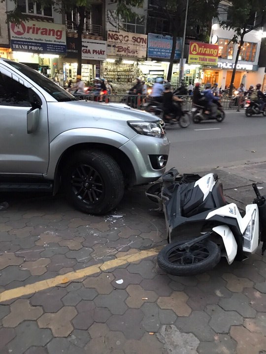 TP.HCM: Sau va chạm giao thông, nhóm thanh niên cầm hung khí đuổi chém ô tô kinh hoàng trên đường phố - Ảnh 1.