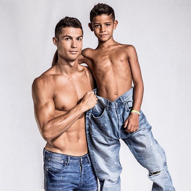 Con trai Ronaldo tạo dáng chuyên nghiệp trong lần đầu làm người mẫu - Ảnh 5.