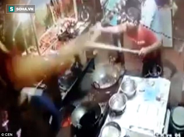 Clip: Tranh c&atilde;i về h&oacute;a đơn, kh&aacute;ch h&agrave;ng bị đầu bếp tạt dầu n&oacute;ng thẳng v&agrave;o người - Ảnh 1.
