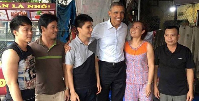 Nhìn lại những hình ảnh dân dã của cựu Tổng thống Barack Obama cách đây 1 năm: ăn bún chả, uống trà đá, thăm chùa địa phương - Ảnh 3.