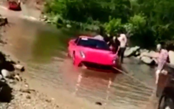 Siêu xe Ferrari chết đuối vì cố tình đi qua đường ngập nước - Ảnh 1.