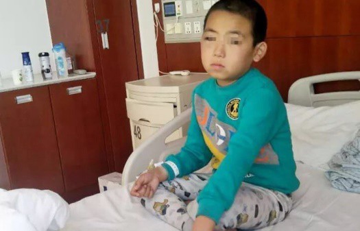 B&eacute; trai 9 tuổi bị bố của bạn c&ugrave;ng lớp đ&aacute;nh đến m&ugrave; 1 mắt ngay tại trường học - Ảnh 2.