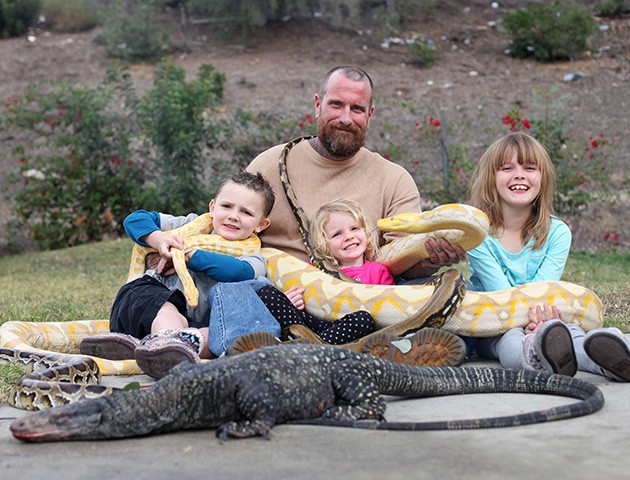 Despite the danger, the father let his 3-year-old daughter play with a giant python almost 6 meters long - Photo 3.