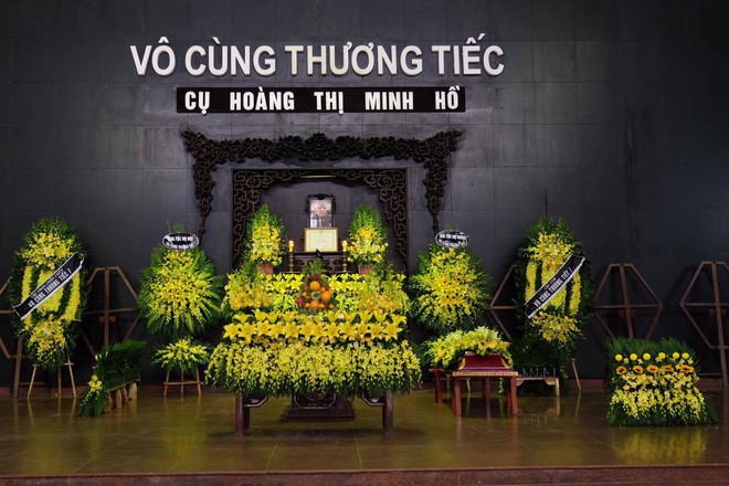 Người thân bật khóc bên linh cữu cụ bà Hoàng Thị Minh Hồ - người hiến hơn 5.000 lượng vàng cho nhà nước - Ảnh 1.