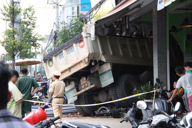 Phát hiện xe ben mất thắng, tài xế la hét, bấm còi liên tục để người dân tháo chạy - Ảnh 3.