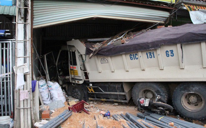 Ph&aacute;t hiện xe ben mất thắng, t&agrave;i xế la h&eacute;t, bấm c&ograve;i li&ecirc;n tục để người d&acirc;n th&aacute;o chạy - Ảnh 1.