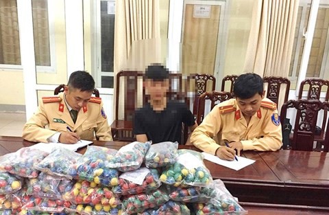Nghệ An: Nam học sinh THPT vận chuyển hơn 2.000 quả pháo bi trái phép - Ảnh 1.