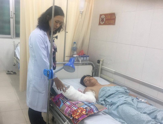 Bị máy chém đứt lìa, ngâm bàn tay trong đá lạnh đưa đến BV - Ảnh 1.
