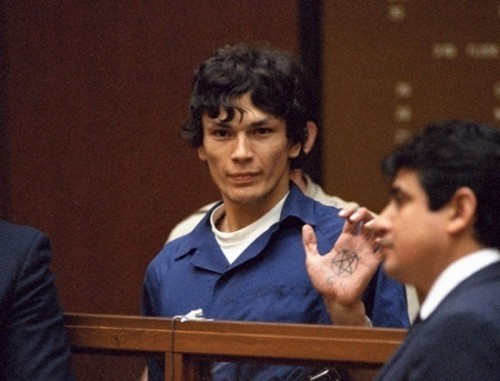 Sát nhân bóng đêm - kẻ bệnh hoạn giết người hàng loạt vì ám ảnh từ lời bài hát - Ảnh 2. Sát nhân bóng đêm - kẻ bệnh hoạn giết người hàng loạt vì ám ảnh từ lời bài hát - Ảnh 2.