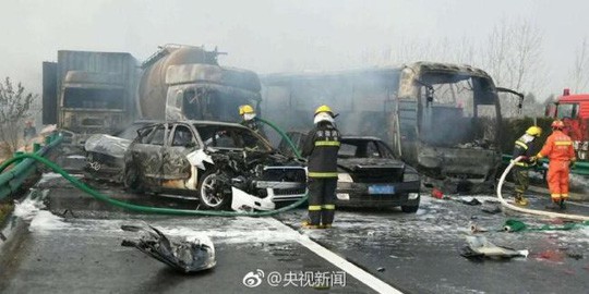 Trung Quốc: Tai nạn liên hoàn, 18 người chết - Ảnh 1.