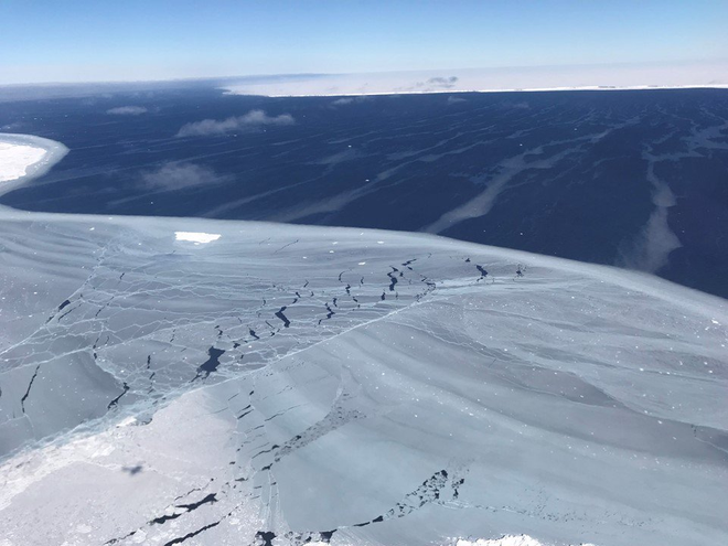 NASA đã chụp được núi băng trôi khổng lồ bị tách khỏi Nam Cực, đây là hình ảnh rõ nét về nó - Ảnh 2.