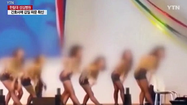 Y t&aacute; H&agrave;n Quốc bị &eacute;p buộc mặc đồ b&oacute;, nhảy m&uacute;a phản cảm tr&ecirc;n s&acirc;n khấu khiến dư luận bức x&uacute;c - Ảnh 2.