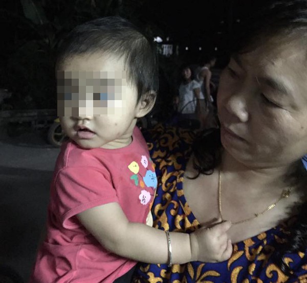 Thương xót bé gái 10 tháng tuổi bị bỏ rơi trước cửa nhà người dân với ít quần áo, sữa - Ảnh 1.
