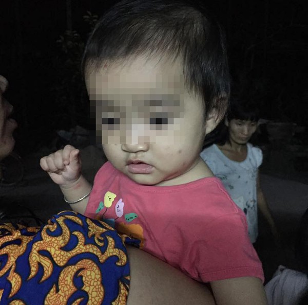 Thương xót bé gái 10 tháng tuổi bị bỏ rơi trước cửa nhà người dân với ít quần áo, sữa - Ảnh 2.
