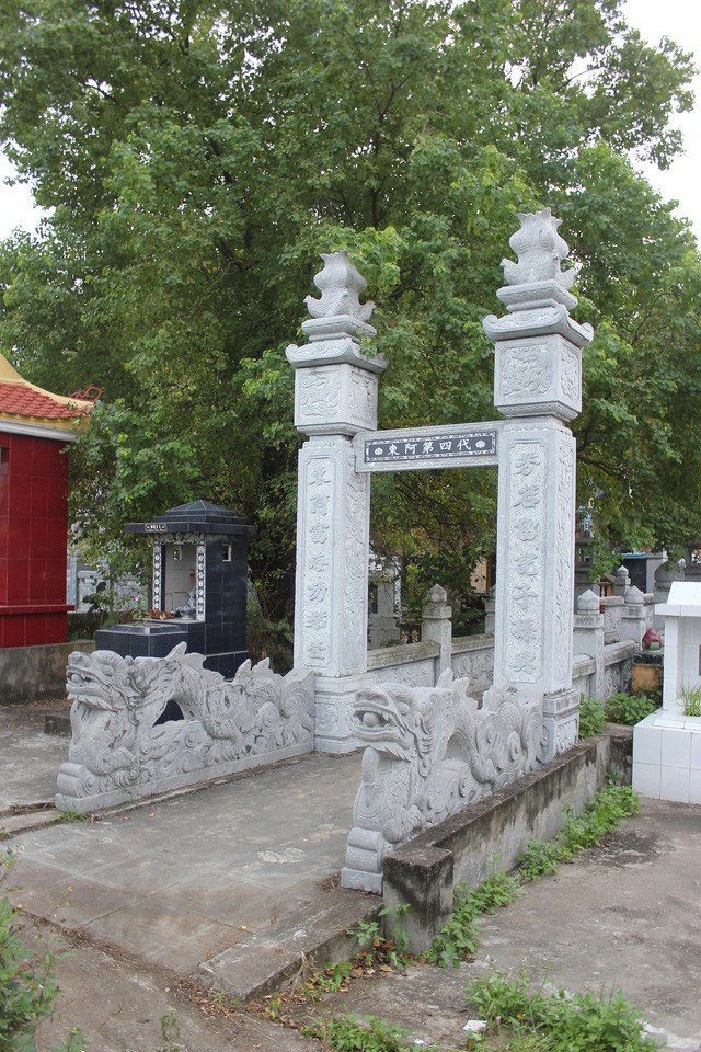 Kẻ đ&agrave;o trộm mộ lấy tro cốt để... tống tiền nổi tiếng đ&agrave;o hoa, nhiều vợ hờ - Ảnh 1.