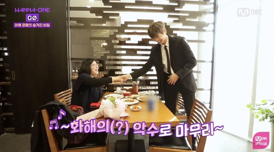 Center quốc dân Kang Daniel hiếu thảo với mẹ trong chương trình Wanna One Go