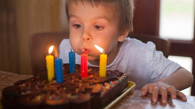 Thổi nến bánh sinh nhật là một hình thức gây bệnh - Ảnh 2.
