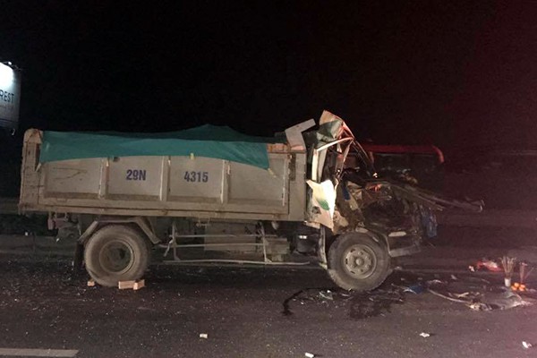 Hai xe tải đâm nhau, cao tốc Pháp Vân ùn tắc hơn 2 tiếng  - Ảnh 1.