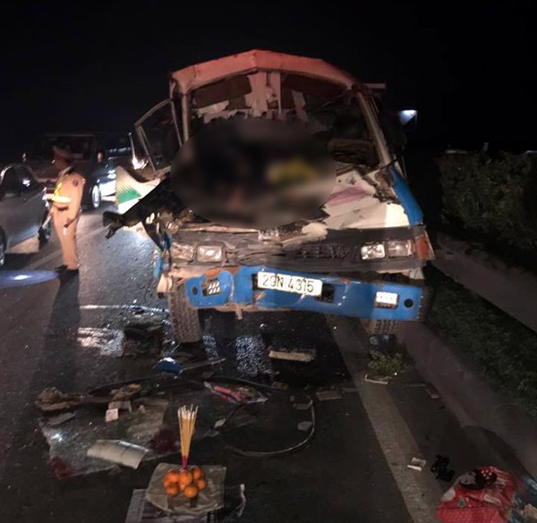 Hai xe tải đâm nhau, cao tốc Pháp Vân ùn tắc hơn 2 tiếng  - Ảnh 2.