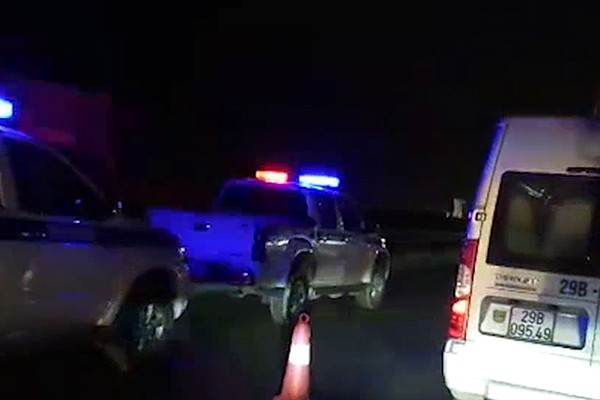 Hai xe tải đâm nhau, cao tốc Pháp Vân ùn tắc hơn 2 tiếng  - Ảnh 4.