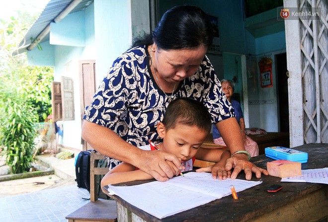 Bà giáo già 25 năm dạy học miễn phí, dùng lương hưu để chăm sóc những đứa trẻ nghèo như con ruột - Ảnh 2.