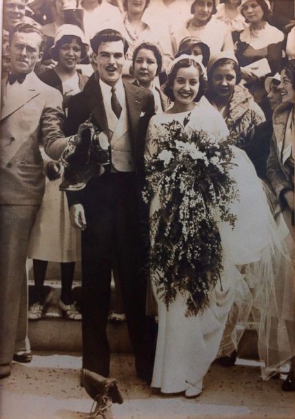 Dù được mặc lại tới 4 lần, nhưng chiếc áo cưới 70 tuổi này luôn khiến các cô dâu hạnh phúc khi khoác lên mình - Ảnh 2.