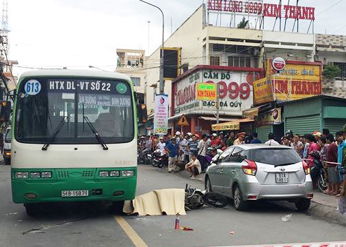 Cô gái mở cửa ô tô không quan sát, gây tai nạn chết người ở Sài Gòn - Ảnh 1.