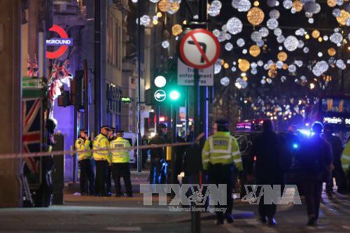 Black Friday, Anh rúng động với vụ nổ súng tại ga tàu điện ngầm gần khu mua sắm ở London - Ảnh 1.