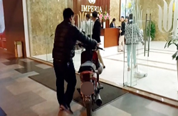 H&agrave; Nội: Thực hư vụ cư d&acirc;n dắt xe m&aacute;y l&ecirc;n căn hộ cao cấp, phản đối ph&iacute; gửi xe qu&aacute; cao - Ảnh 1.