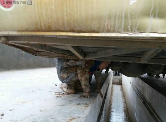 X&oacute;t xa 2 b&eacute; trai lấm lem b&ugrave;n đất, trốn dưới gầm xe kh&aacute;ch suốt qu&atilde;ng đường 90km v&igrave; muốn gặp bố mẹ - Ảnh 2.