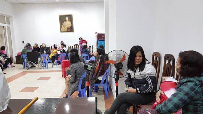 H&agrave; Nội: Kh&ocirc;ng kịp mặc &aacute;o ấm, người d&acirc;n vội v&agrave;ng &ocirc;m con th&aacute;o chạy khỏi t&ograve;a nh&agrave; 17 tầng đang bốc ch&aacute;y - Ảnh 2.