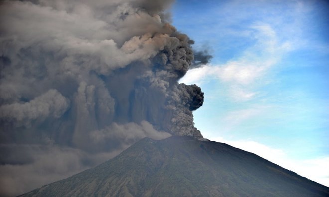 Núi lửa phun trào, hàng nghìn du khách bị mắc kẹt tại đảo Bali - Ảnh 1.