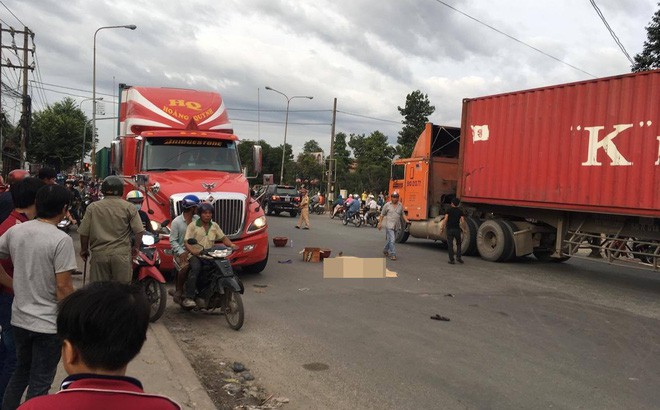 Bình Dương: Va chạm với xe container đang ôm cua, con gái tử vong tại chỗ, cha nguy kịch - Ảnh 1.