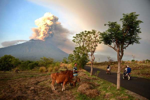 Núi lửa Agung tiếp tục phụt cột khói cao 4000m bất kể ngày đêm: Những thông tin mới nhất - Ảnh 1.