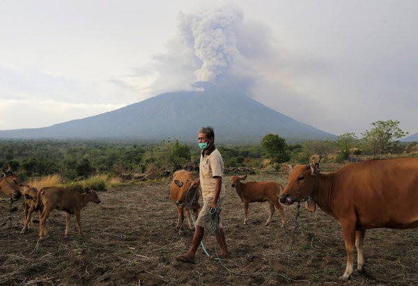 Núi lửa Agung tiếp tục phụt cột khói cao 4000m bất kể ngày đêm: Những thông tin mới nhất - Ảnh 2.