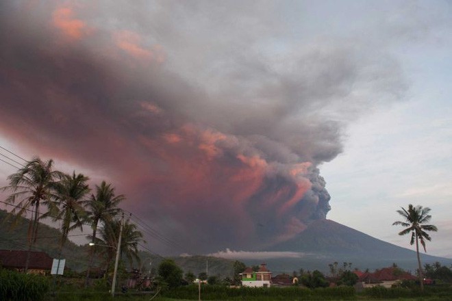 Chuyên gia cảnh báo: Trái Đất sẽ... lạnh đi nếu núi lửa ở Bali phun trào - Ảnh 1.