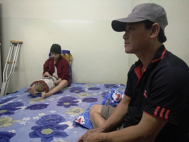 Mẹ vừa mới mất, người cha đau đớn nh&igrave;n con g&aacute;i 15 tuổi mắc bệnh ung thư xương &aacute;c t&iacute;nh m&agrave; kh&ocirc;ng tiền chữa trị - Ảnh 1.