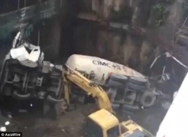 Clip: Xe trộn b&ecirc; t&ocirc;ng 80 tấn rơi xuống hố m&oacute;ng s&acirc;u 7m, người xung quanh chạy bắn ra xa - Ảnh 1.