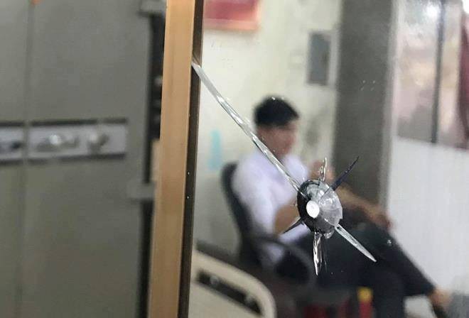Người đ&agrave;n &ocirc;ng mang s&uacute;ng đi cướp ng&acirc;n h&agrave;ng nhưng vừa b&oacute;p c&ograve; đ&atilde;... chạy mất - Ảnh 2.