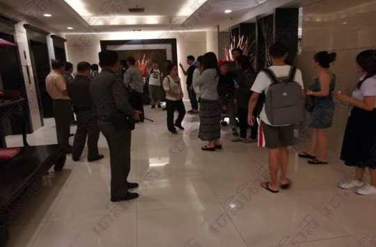 Kh&aacute;ch Trung Quốc chen lấn tới mức thang m&aacute;y đứt d&acirc;y - Ảnh 1.