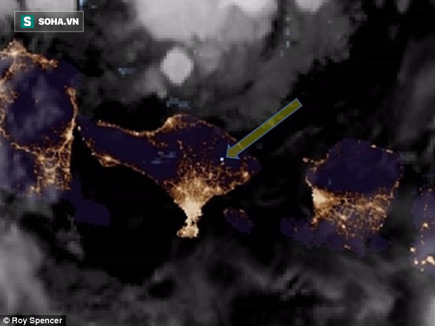 Bí ẩn vệt sáng kỳ lạ phía trên miệng núi lửa Agung ở Bali: NASA giải mã thành công - Ảnh 1.