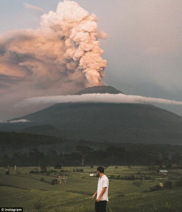Vì vài bức hình mà bất chấp cả mạng sống: Núi lửa cứ rình rập phun, du khách vẫn vô tư chụp ảnh - Ảnh 8.
