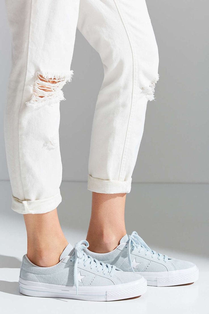 Trong khi giới trẻ phát cuồng với Balenciaga, Vans... thì vị stylist danh tiếng này lại đánh giá cao 3 đôi sneakers ít tiếng hơn hẳn - Ảnh 8. Trong khi giới trẻ phát cuồng với Balenciaga, Vans... thì vị stylist danh tiếng này lại đánh giá cao 3 đôi sneakers ít tiếng hơn hẳn - Ảnh 8.