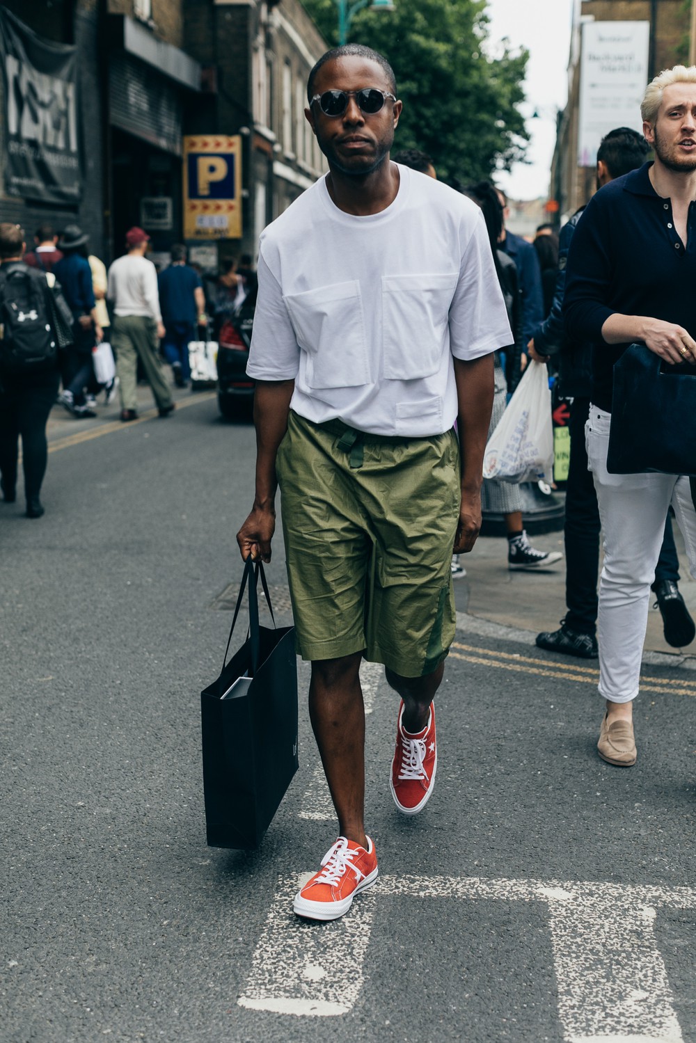 Trong khi giới trẻ phát cuồng với Balenciaga, Vans... thì vị stylist danh tiếng này lại đánh giá cao 3 đôi sneakers ít tiếng hơn hẳn - Ảnh 9. Trong khi giới trẻ phát cuồng với Balenciaga, Vans... thì vị stylist danh tiếng này lại đánh giá cao 3 đôi sneakers ít tiếng hơn hẳn - Ảnh 9.