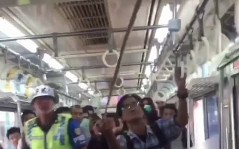 Bắt rắn bằng tay không trên tàu điện ngầm, đây chính là người hùng hot nhất mạng xã hội Indonesia - Ảnh 1.